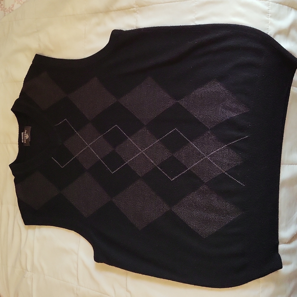 Grey and black men's v neck argyle sweater vest size large